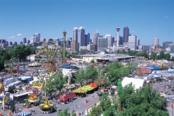 Calgary Stampede Exhibition Grounds, Skyline Hintergrund - Photo Credit: Travel Alberta