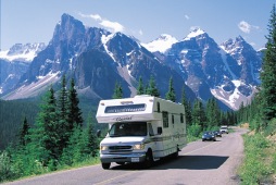 Wohnmobil auf der Moraine Lake Road, Banff National Park - Photo Credit: Travel Alberta